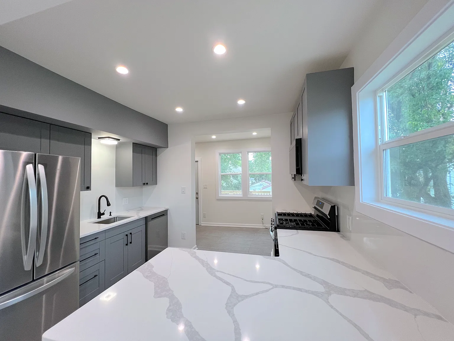 2 bed, 950 sqft, $1,350 — Photo 4
