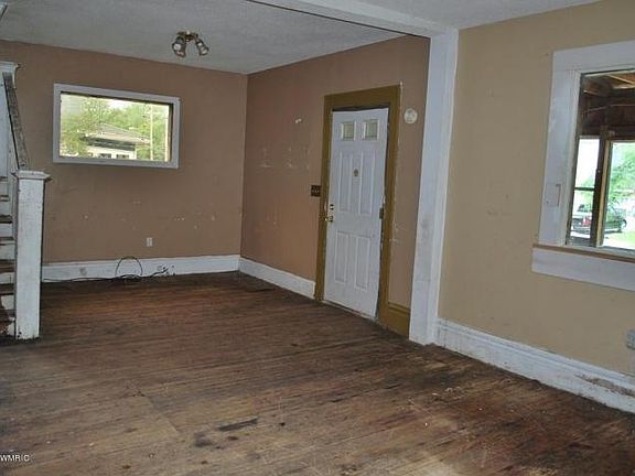 2nd image of 1060 Thomas St SE