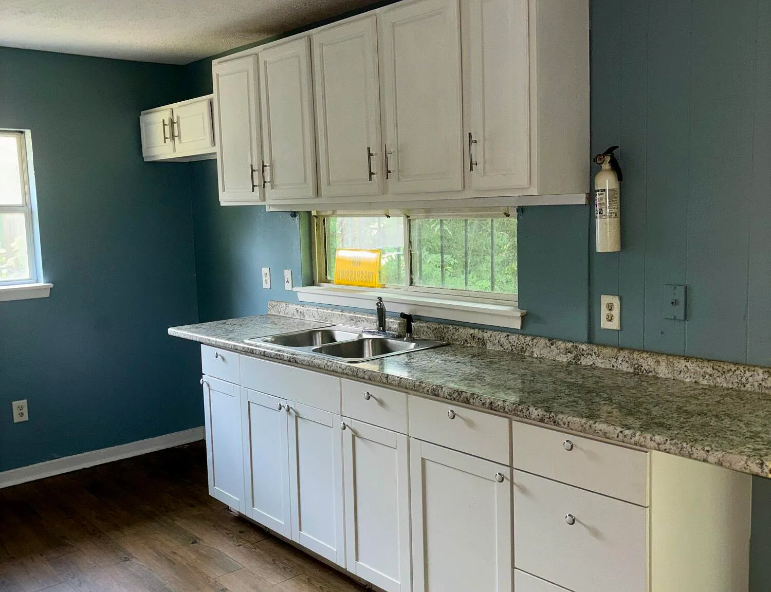 3 bed, 2.0 bath, 1420 sqft, $1,200 — Photo 2