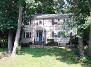 31 Holly Rd, New Canaan, CT 06840