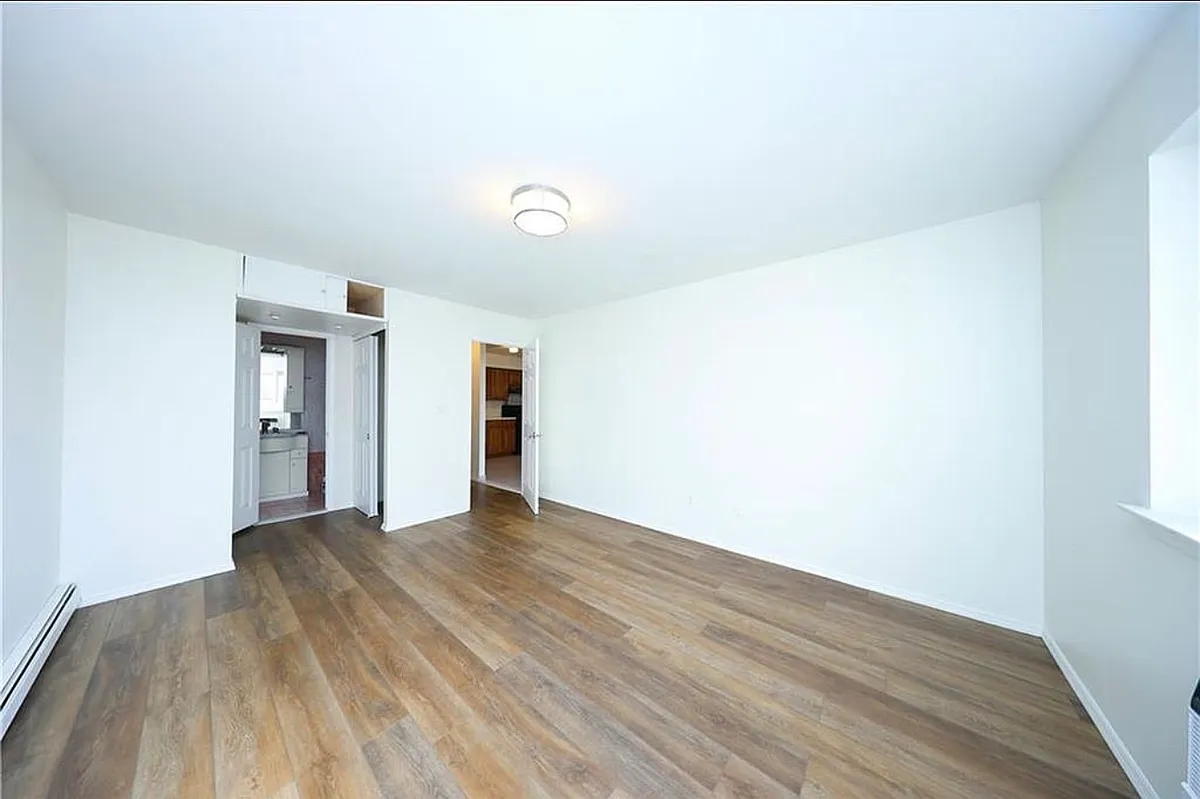 Building Photo - 1865 E 13th St #3