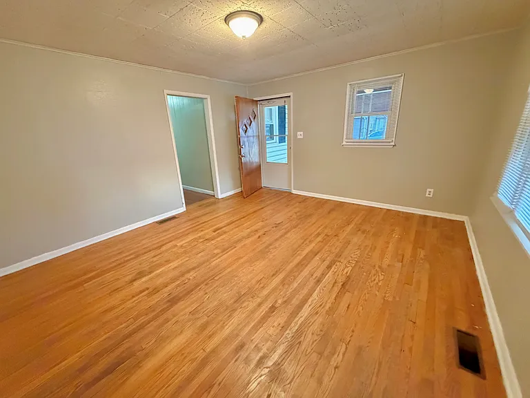 3220 Franklin Ave — Photo 8