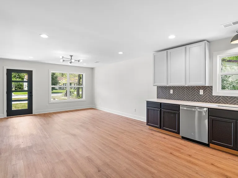12407 Hiawatha Ave — Photo 8