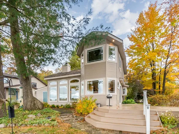 4666 Keswick Ct, Gladwin, MI 48624