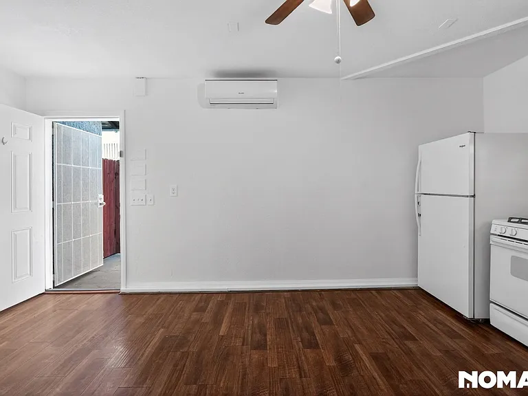 7705 Babcock Ave — Photo 23