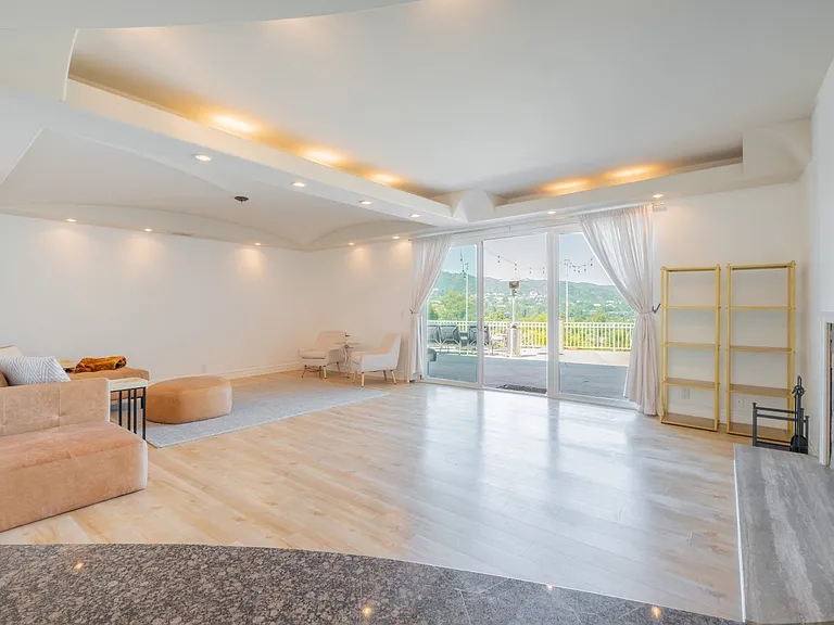 4321 Clear Valley Dr — Photo 9