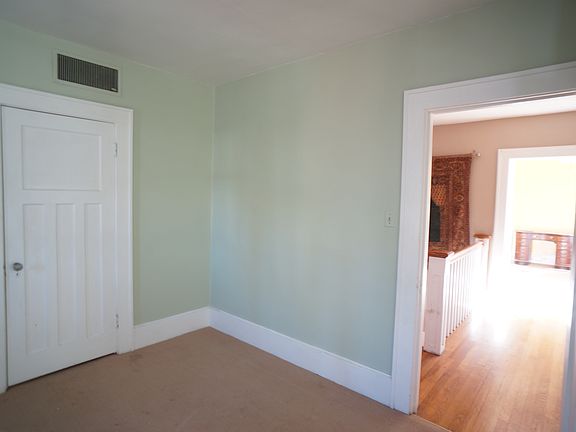 3rd image of 907 Cincinnati Ave