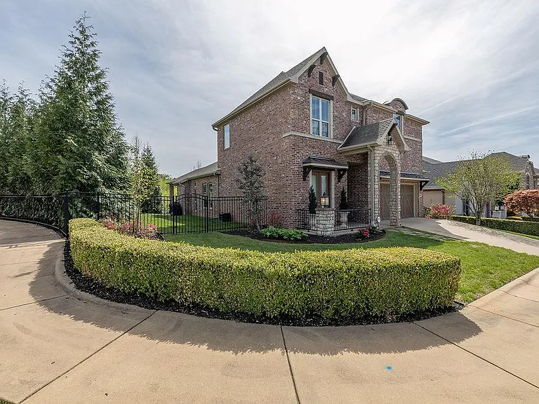 1235 E Adelaide Ln — Photo 3
