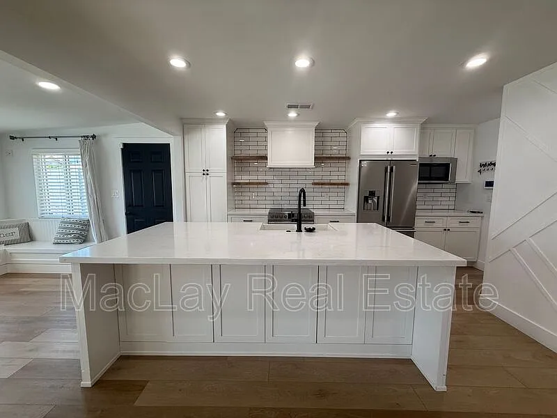 3 bed, 2.0 bath, 1705 sqft, $3,200 — Photo 4