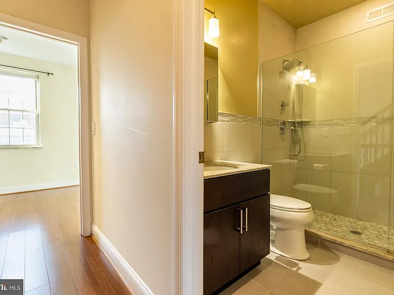 235 W Jefferson St — Photo 22