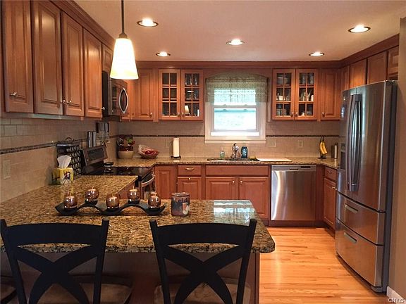 3rd image of 215 Inwood Dr
