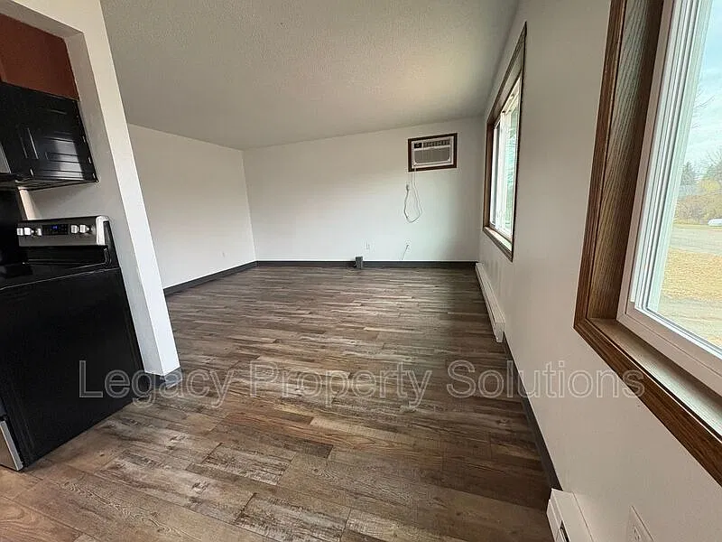 2 bed, 1.0 bath, $975 — Photo 2