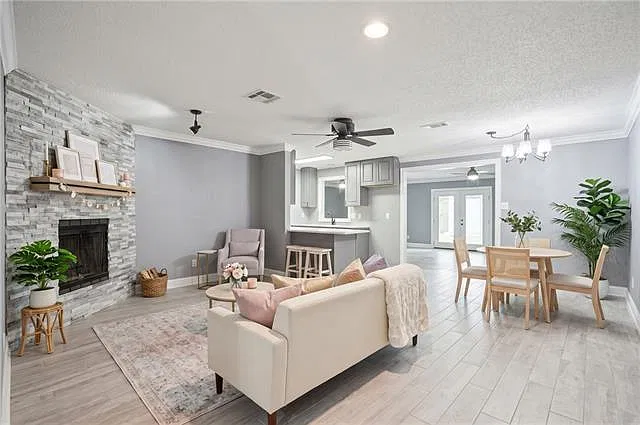 3 bed, 2.0 bath, 1768 sqft, $2,300 — Photo 2