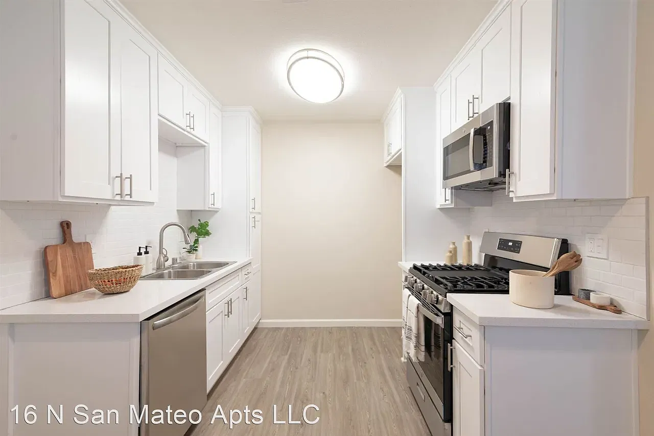 2 bed, 750 sqft, $2,300 — Photo 4