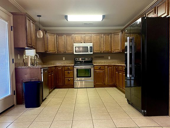 5th image of 321 Thornwood Ln