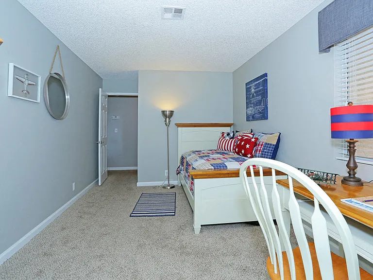 Sunset Pointe Apartments — Photo 18