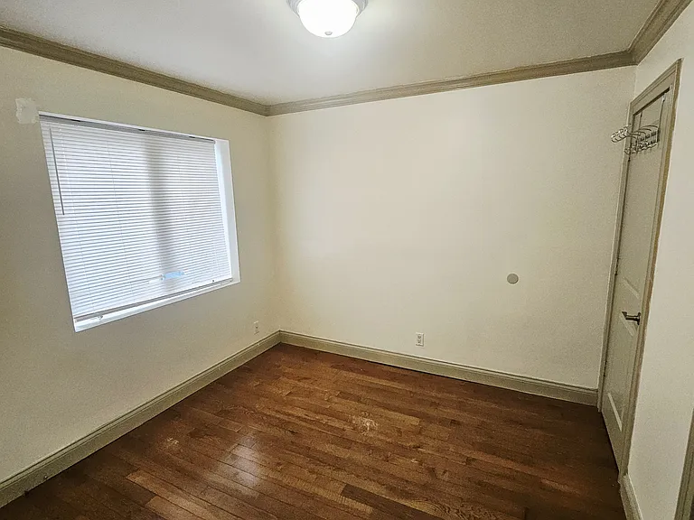 1546 E 12th St #1 — Photo 5