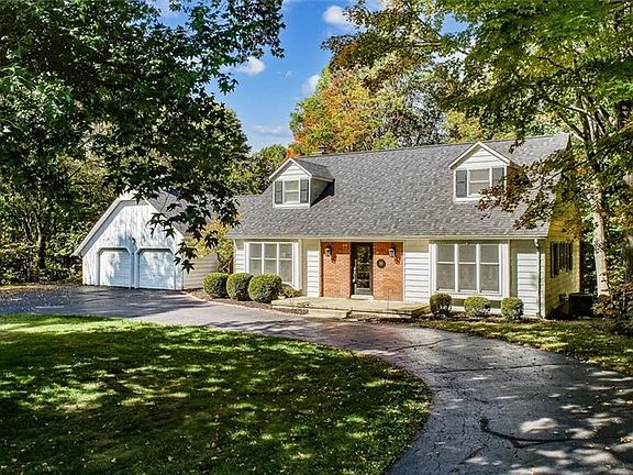 3rd image of 10 Knollwood Ln