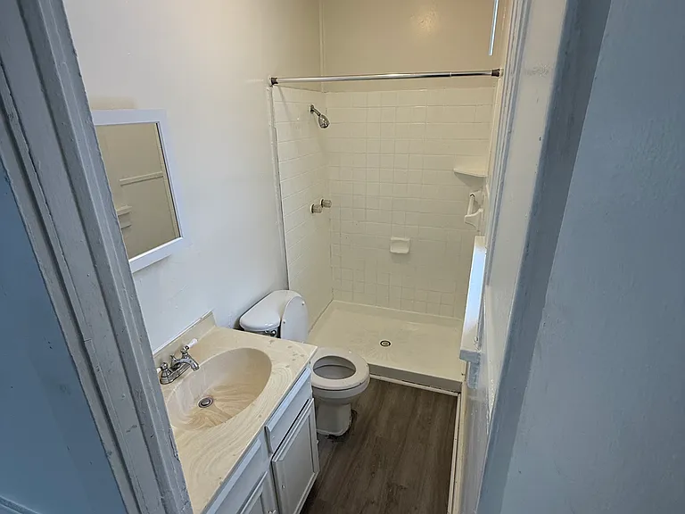 74 Jessamine Ave W — Photo 4