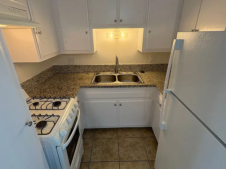 222 G St — Photo 30