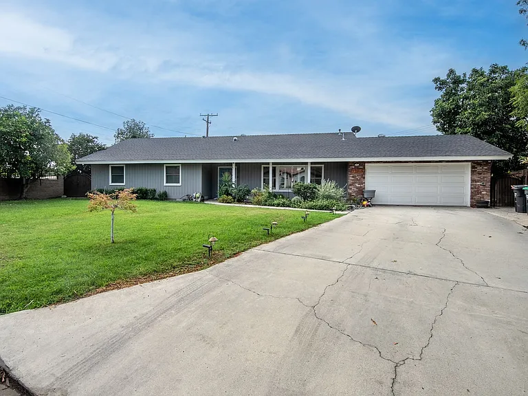 25597 Lomas Verdes St — Photo 2