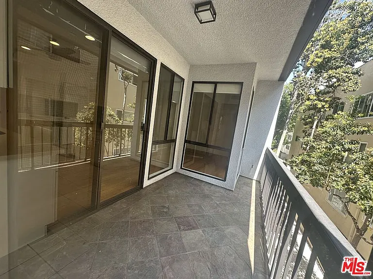 324 N Palm Dr #206 — Photo 30
