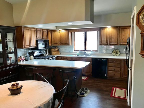 Brand new appliances, Lots of cabinets