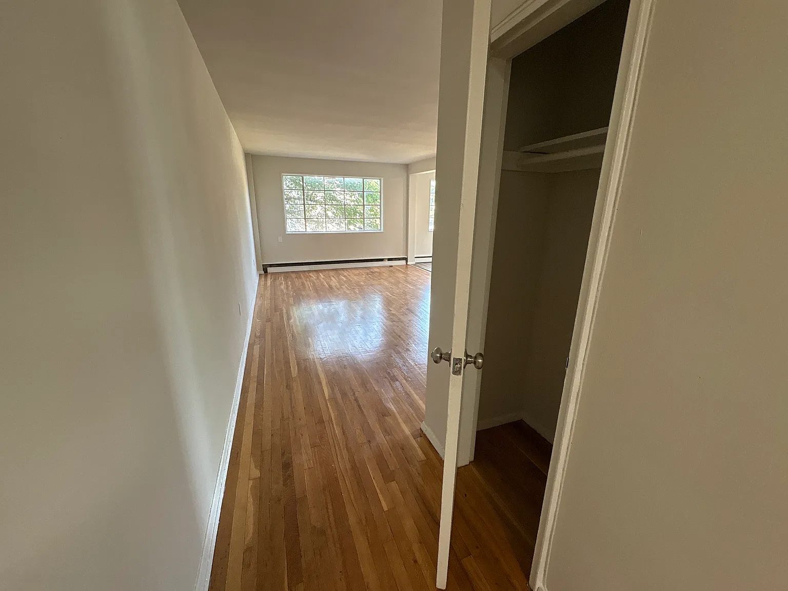 1 bed, 700 sqft, $1,350 — Photo 2