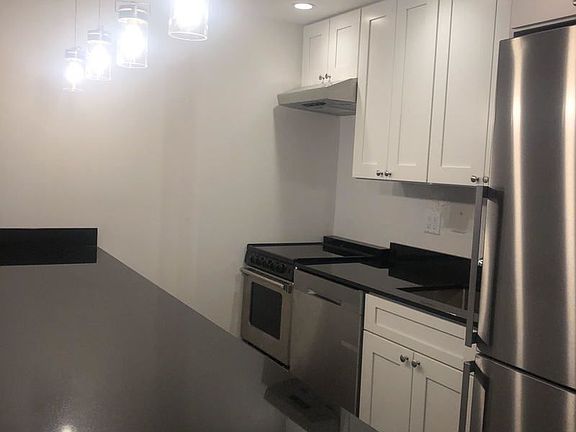 4th image of 123 E 18th St APT 6