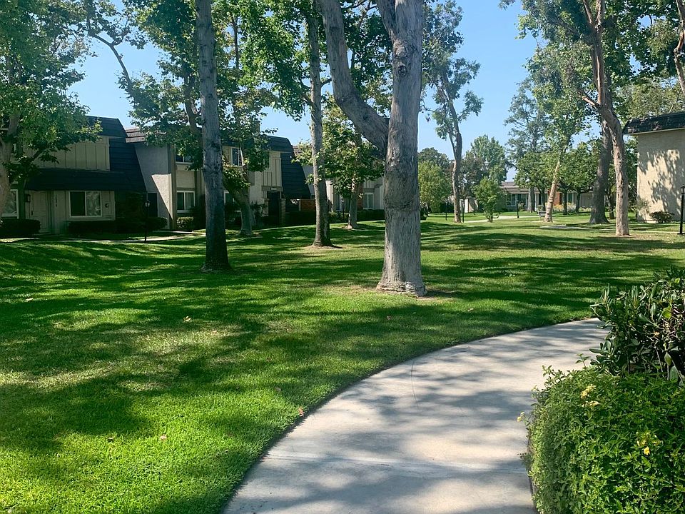 Beautiful greenbelt welcomes you home!