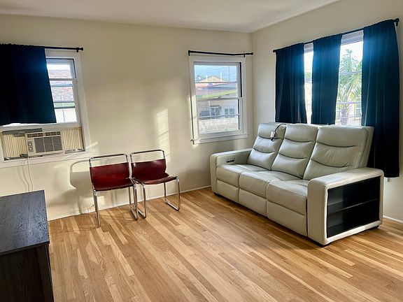 4th image of 525 W Plymouth St #1/2
