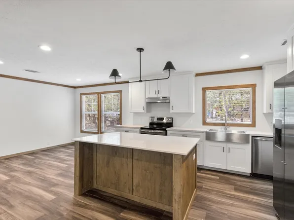 512 S Sky Ct, Granbury, TX 76049