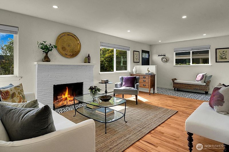 4th image of 2353 Federal Avenue E