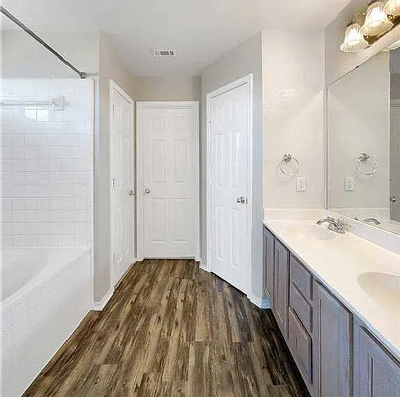 Master bath-dbl sinks, huge walk-in closet & large linen closet