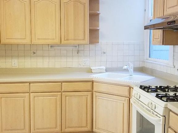 5th image of 1070 Jackson St #1070