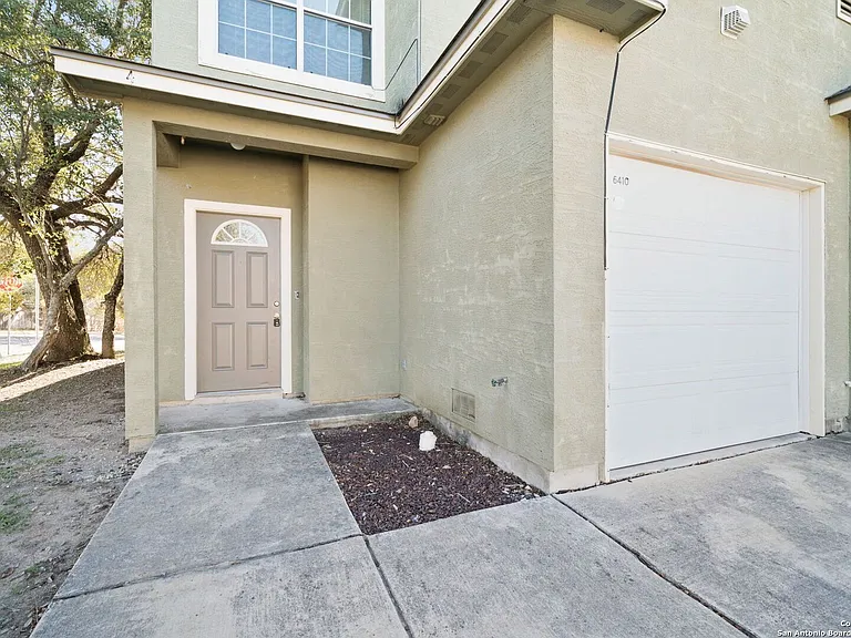 6410 Summit Oak #4 — Photo 1