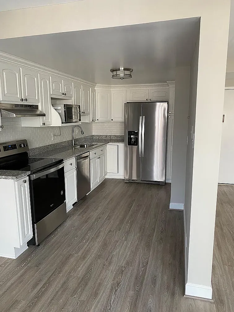 1401 N Rhodes St — Photo 2