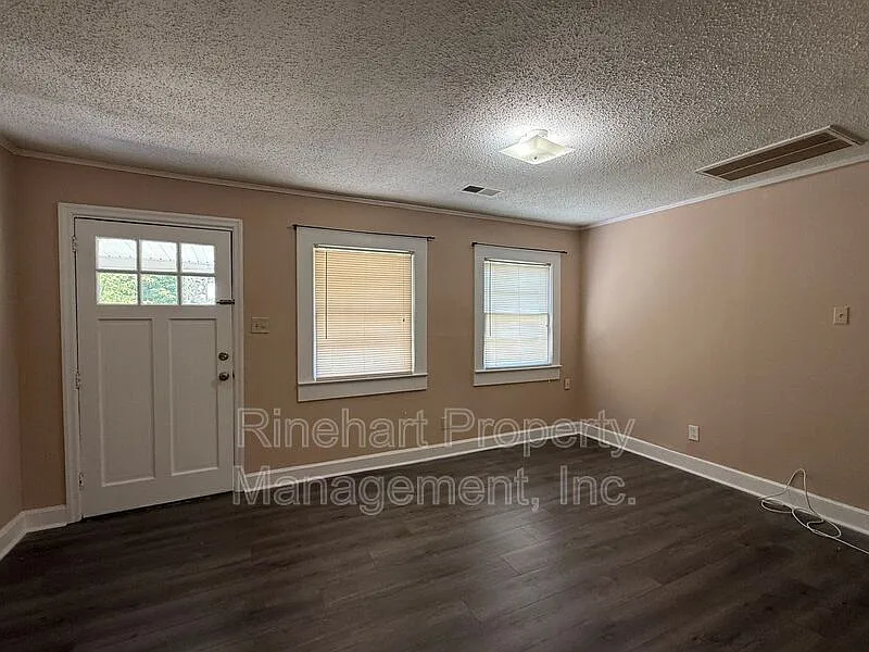 2 bed, 1.0 bath, 1796 sqft, $1,275 — Photo 2