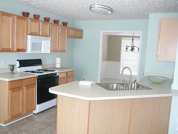 Bright Kitchen w/plenty cabinets
