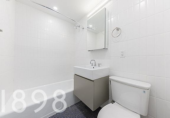 5th image of 561 Amsterdam Ave #32H