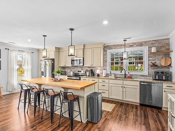 5th image of 225 Summerglen Dr