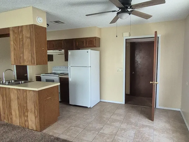 419 S Oakdale Dr #4 — Photo 1