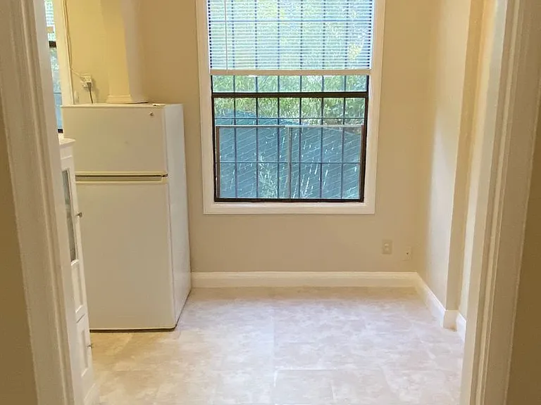 886 Cleveland St — Photo 9