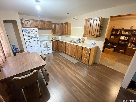3rd image of 19 Willow CRESCENT