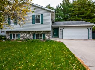 W200N16460 Pine Dr, Jackson, WI