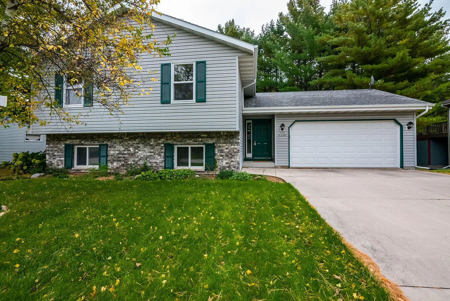 W200N16460 Pine Dr photo 1