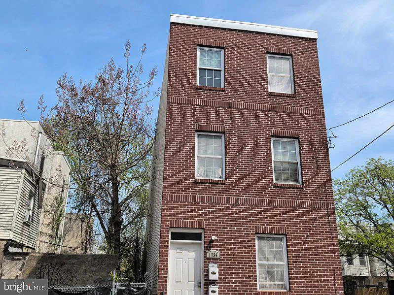 4 bed, 2.0 bath, 2958 sqft, $2,000 — Photo 1