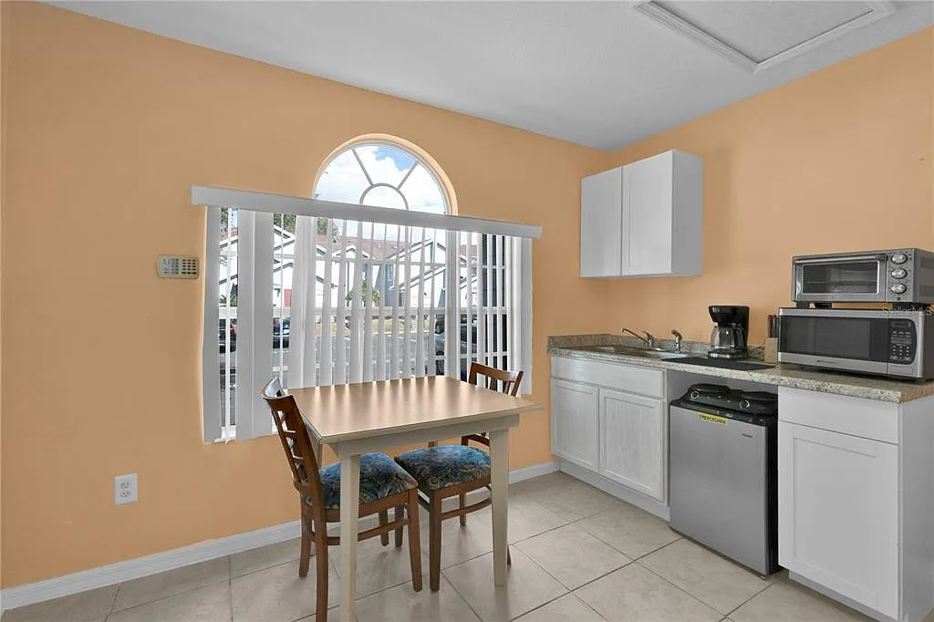 Studio, 1.0 bath, 450 sqft, $1,000 — Photo 4
