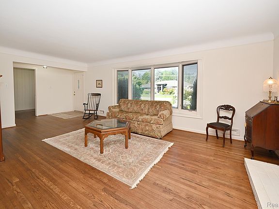4th image of 3851 Carriage Rd