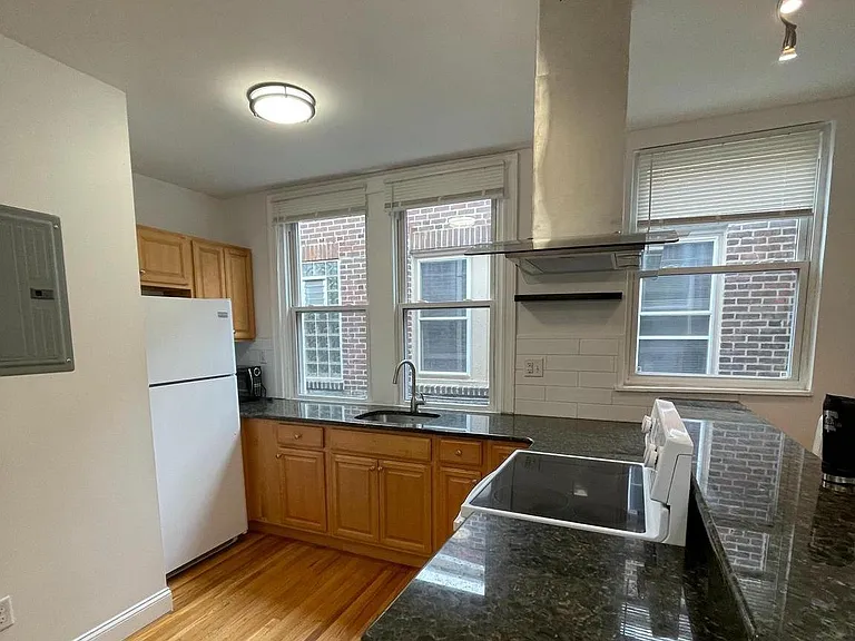 641 Bainbridge St #B — Photo 6
